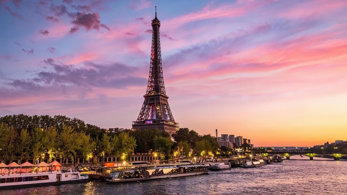 Paris River Seine Sunset. Eiffel Tower in Twilight, France .
.